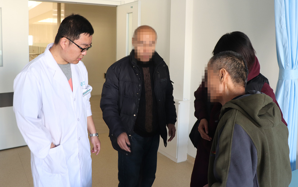康復(fù)治療70天，偏癱患者步行出院！(圖1)